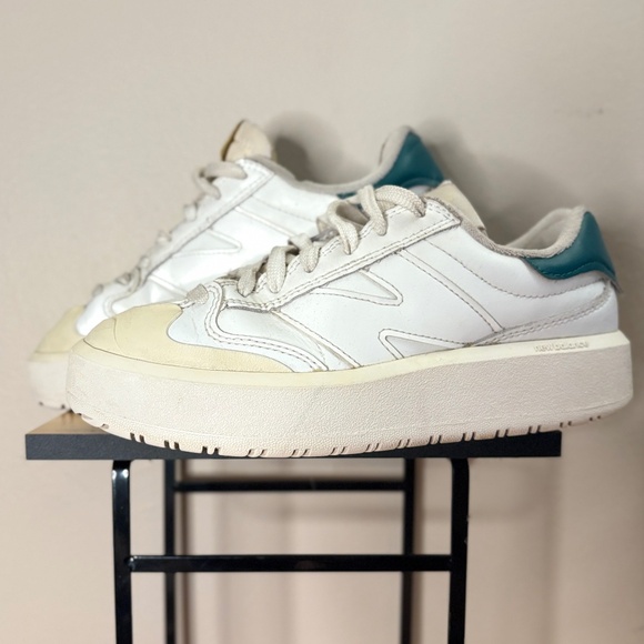 ✌️2/$20✌️ New Balance Retro Style CT302 White & Green Chunky Platform W7/7.5 M-6 - Picture 1 of 16